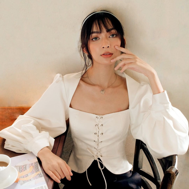 Đụng hàng Lisa cool ngầu nhưng Irene lại xinh như công chúa, vừa khoe được eo vừa lấp ló vòng 1 gợi cảm - Hình 9
