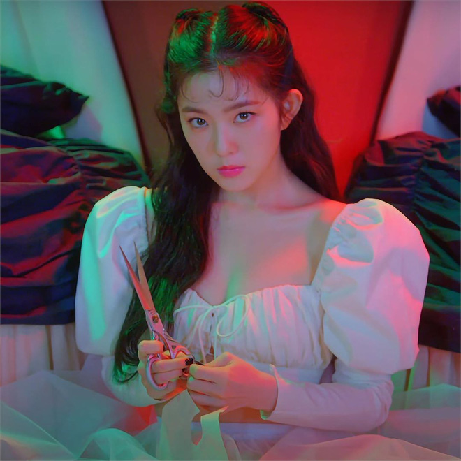 Đụng hàng Lisa cool ngầu nhưng Irene lại xinh như công chúa, vừa khoe được eo vừa lấp ló vòng 1 gợi cảm - Hình 6