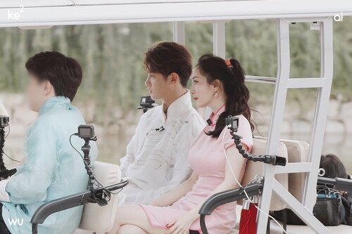 Dương Mịch khoe dáng thon và độ trẻ trung dù diện đồ kín đáo trong Trốn thoát khỏi mật thất - Hình 2