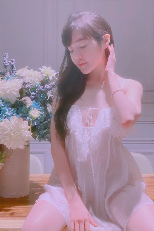 Elly Trần diện đầm kín mít nhưng vẫn lộ nội y rõ mồn một - Hình 7