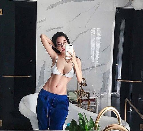 Elly Trần diện đầm kín mít nhưng vẫn lộ nội y rõ mồn một - Hình 4