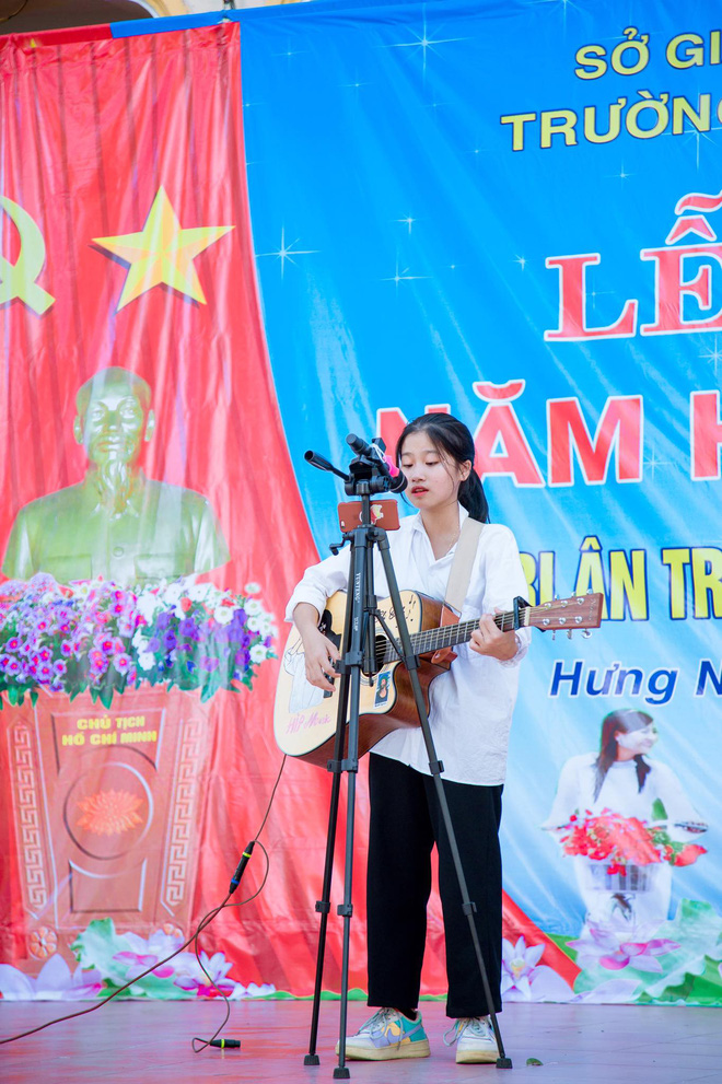 Hát khơi khơi trên sân khấu, nữ sinh 2003 khiến dân tình được phen lụi tim vì giọng ngọt quá - Hình 1