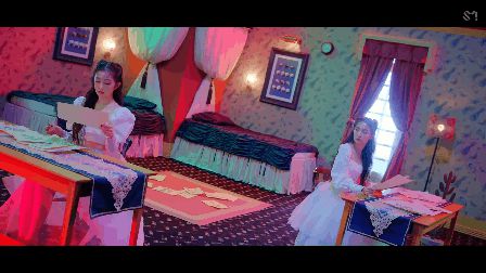 IRENE & SEULGI có quá nhiều skinship tình bể bình trong MV mới, bảo sao mà SM ra MV trễ vì phải cắt cảnh 2 cô nàng định hôn nhau hay gì? - Hình 2