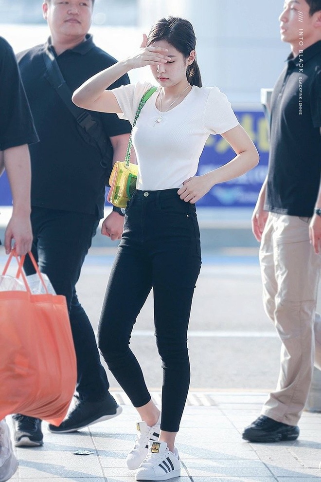 Jennie (BLACKPINK) qua ống kính bạn thân: Đứng 1 góc mà sáng bừng con phố - Hình 4