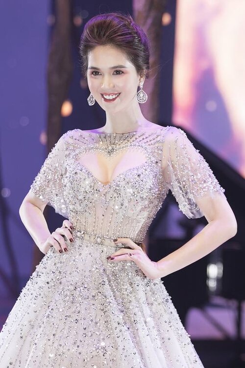 Khoe ngực hình trái tim quyến rũ, Ngọc Trinh - Huyền My khiến fan mất máu - Hình 6