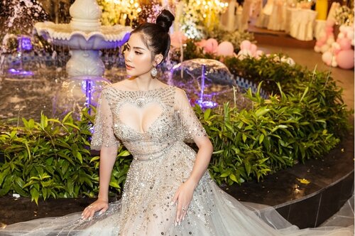 Khoe ngực hình trái tim quyến rũ, Ngọc Trinh - Huyền My khiến fan mất máu - Hình 8