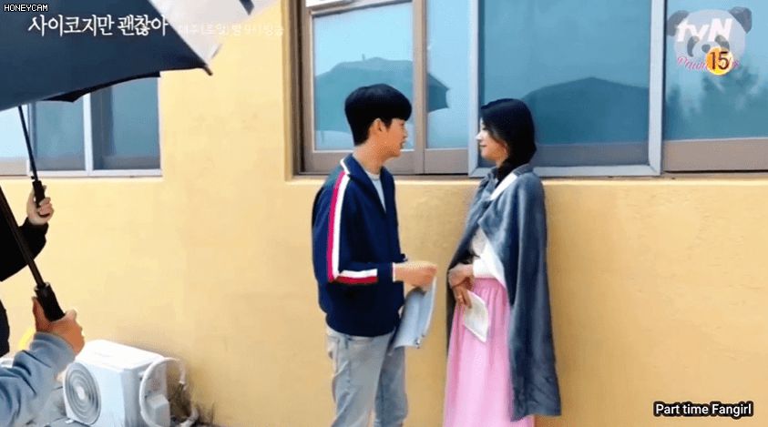 Kim Soo Hyun đứng hình vì một cú chạm của Seo Ye Ji ở hậu trường Điên Thì Có Sao, tưởng anh né thính giỏi lắm mà? - Hình 7