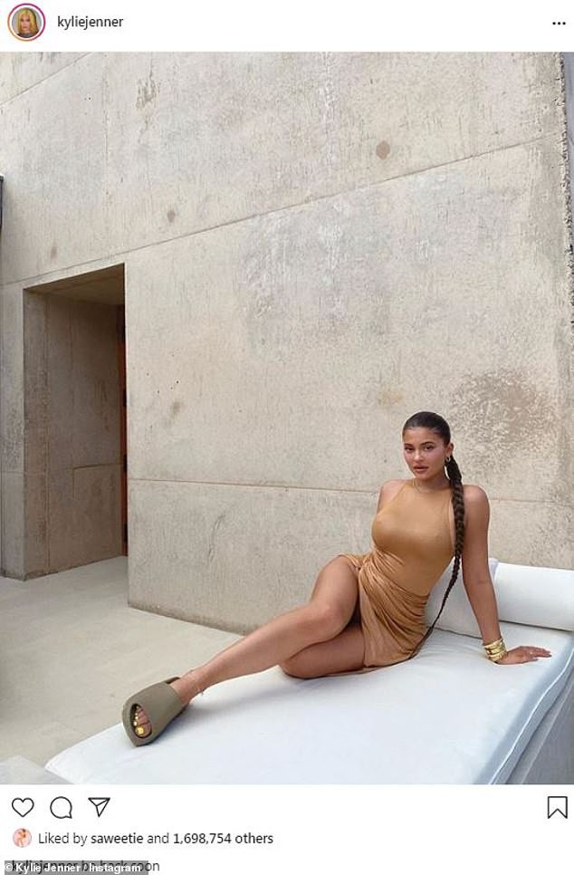 Kylie Jenner khoe dáng bốc lửa trong kỳ nghỉ ở sa mạc - Hình 6