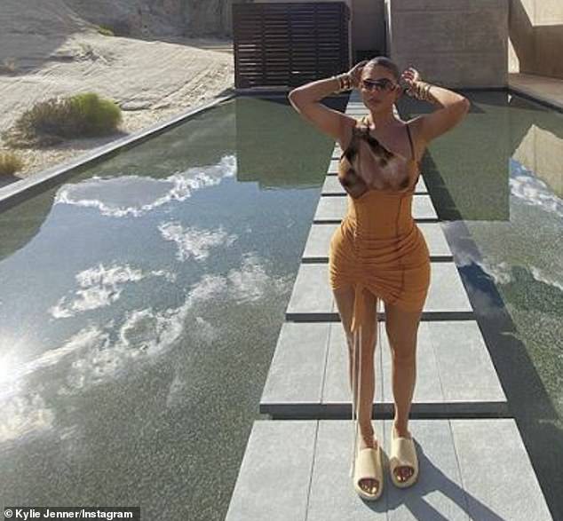 Kylie Jenner khoe dáng bốc lửa trong kỳ nghỉ ở sa mạc - Hình 4