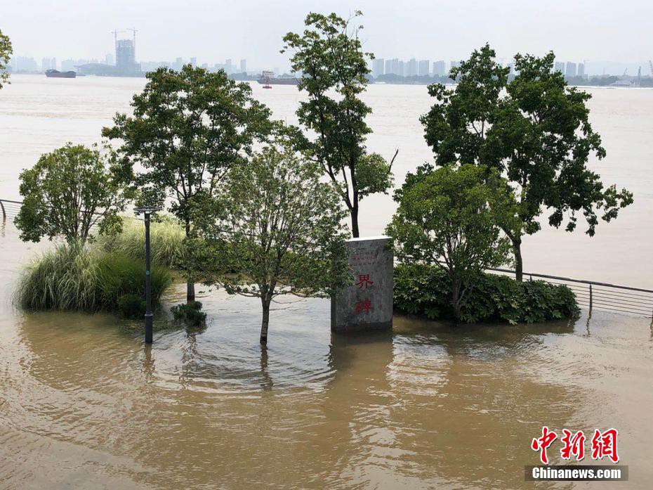 Mưa lớn đang tàn phá nhiều tỉnh, thành ở miền Nam và miền Đông Trung Quốc - Hình 1