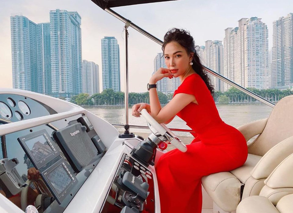 Quỳnh Thư - diễn viên lộ bằng chứng hẹn hò chồng cũ Quỳnh Nga: Bạn thân 15 năm của Ngọc Trinh, body bốc lửa và cực giàu! - Hình 11