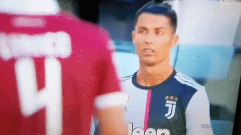 Ronaldo tỏ thái độ chán nản ra mặt sau khi nghe chỉ đạo từ HLV trưởng - Hình 2