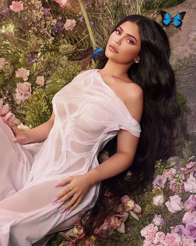 Thu Thủy mặc váy trong suốt giống Kylie Jenner - Hình 6