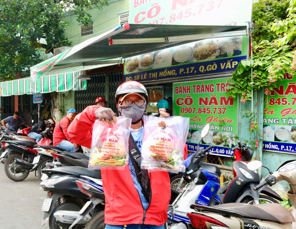 Xếp hàng dài chờ mua bánh tráng trộn nổi tiếng nhất Gò Vấp - Hình 6
