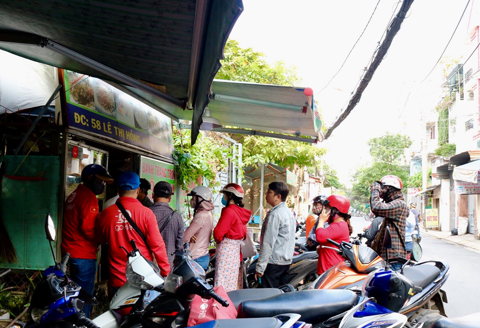 Xếp hàng dài chờ mua bánh tráng trộn nổi tiếng nhất Gò Vấp - Hình 3
