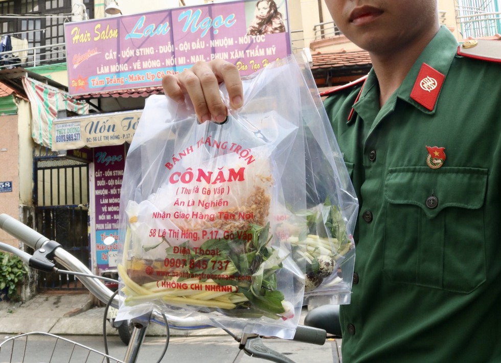 Xếp hàng dài chờ mua bánh tráng trộn nổi tiếng nhất Gò Vấp - Hình 4