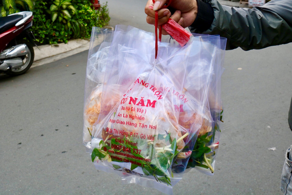 Xếp hàng dài chờ mua bánh tráng trộn nổi tiếng nhất Gò Vấp - Hình 1