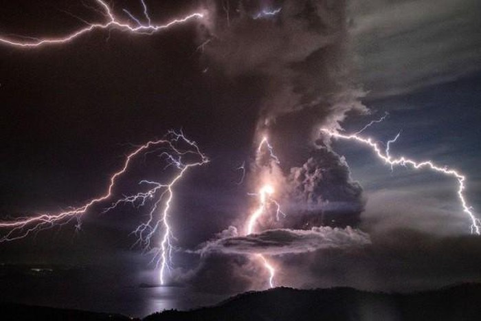 Sét xé toạc: Với những bức hình ấn tượng về sét, bạn sẽ thực sự cảm nhận được sức mạnh khủng khiếp của những cơn bão và khả năng hình thành những cảnh tượng kỳ diệu ngay giữa bầu trời.