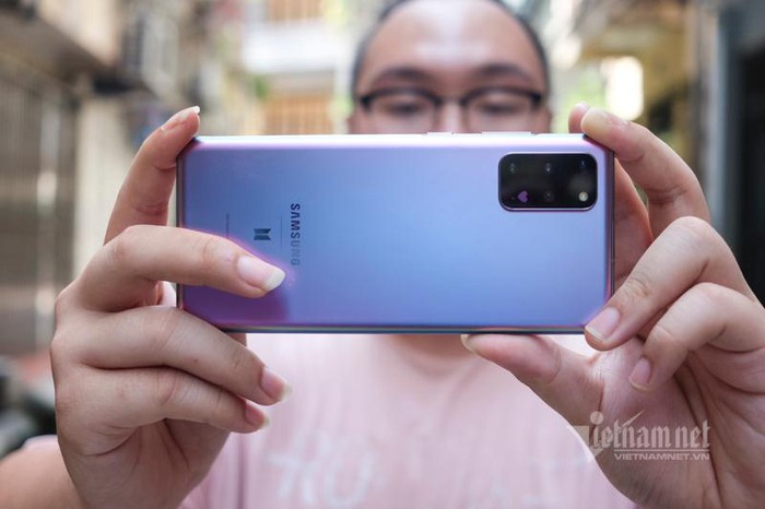Sau giảm giá sốc, Samsung tung Galaxy S20 bản tím hồng - Hình 7