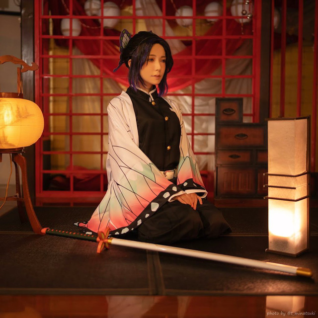 Yui Hatano cosplayed as the character Kochou Shinobu in Kimetsu no Yaiba. 