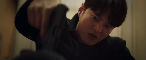 Chưa gì Kim Hee Sun đã khiến thiên hạ thót tim vì mặt mày bê bết máu, chết gục trên tay con trai Joo Won ở trailer Alice - Hình 2