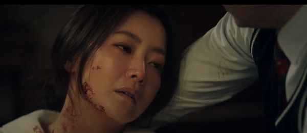 Chưa gì Kim Hee Sun đã khiến thiên hạ thót tim vì mặt mày bê bết máu, chết gục trên tay con trai Joo Won ở trailer Alice - Hình 1