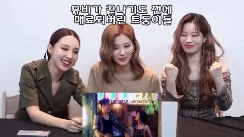 3 chị em TWICE xem MV kết hợp của JYP và Sunmi, riêng Sana say đắm nhìn đàn chị nhưng lại... tỏ thái độ ra mặt trước bố Park? - Hình 5