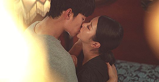 Hậu trường cảnh hôn của Kim Soo Hyun và Seo Ye Ji - Hình 2