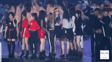 Loạt khoảnh khắc chênh lệch chiều cao lụi tim của idol Hàn: TWICE và VIXX gây sốt vì như ngôn tình, BTS lại gây lú - Hình 8