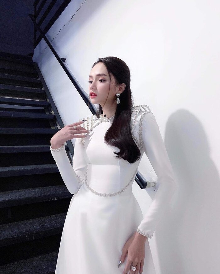 Hoa hậu Hương Giang khoe dáng nuột với váy bó gợi cảm