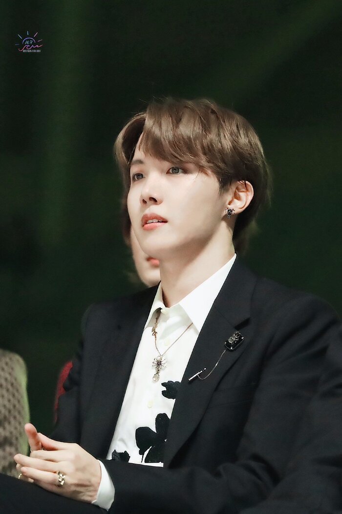 Jhope: Với tài năng và ngoại hình nổi bật, Jhope của nhóm nhạc BTS đã trở thành một trong những thành viên được yêu thích nhất. Nhấp chuột vào hình ảnh để khám phá thêm về anh chàng này!