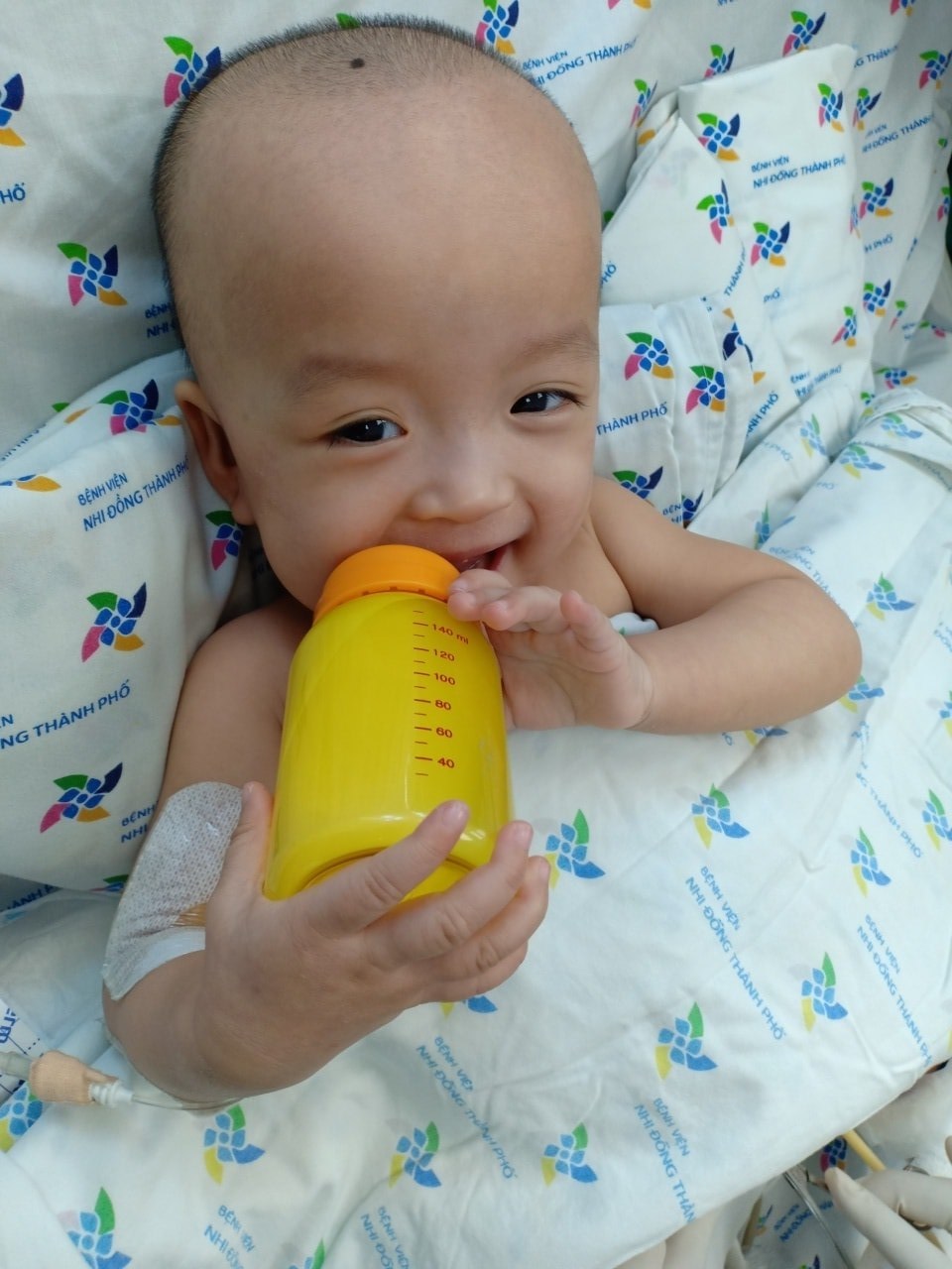 Chùm Ảnh: Trúc Nhi Diệu Nhi Hồi Phục Tốt, Tự Uống Sữa, Nở Nụ Cười Rạng Rỡ  Như Thiên Thần - Netizen - Việt Giải Trí