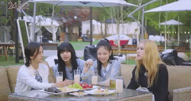 Rosé từng không biết nhảy trước khi vào YG, nhờ Lisa truyền cảm hứng mà giờ đây kỹ năng có kém vũ công chính đâu nào! - Hình 2