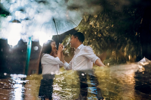 Đây là bức ảnh cặp đôi dưới mưa đáng yêu nhất mà bạn từng thấy. Họ cười tươi và ôm nhau thật chặt trước mắt những giọt mưa rơi. Cảnh tượng này giống như một bộ phim tình yêu thực sự đầy cảm xúc. Hãy đón xem và cảm nhận tình yêu đích thực của họ.