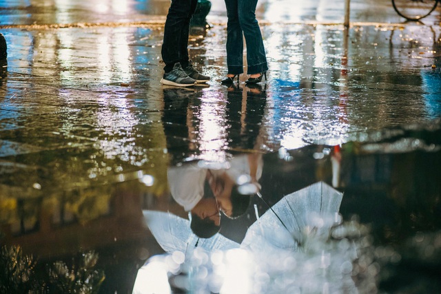 Hà Nội luôn có một vẻ đẹp riêng với những con phố xưa cổ và cặp đôi lãng mạn. Hãy thưởng thức bộ ảnh này để nhìn thấy thành phố trong mưa và cảm nhận được một tình yêu đầy ngọt ngào.