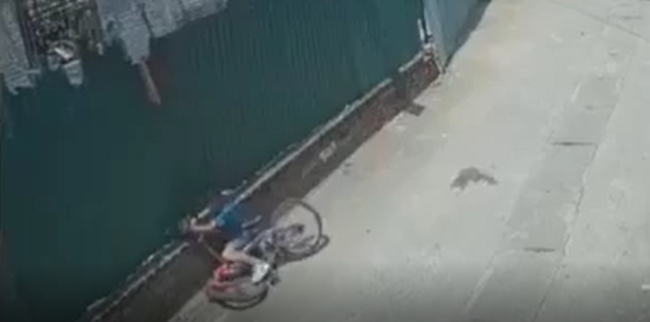 Clip: Biker nhí ôm cua hơi lỗi một tí khiến chiếc xe đạp rụng rời, dân mạng vừa thương vừa buồn cười - Hình 1