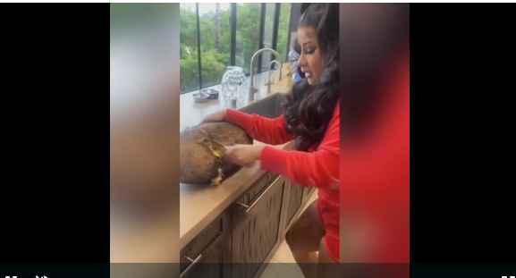 Cardi B makes the world laugh with her unique way of cutting jackfruit - Photo 3