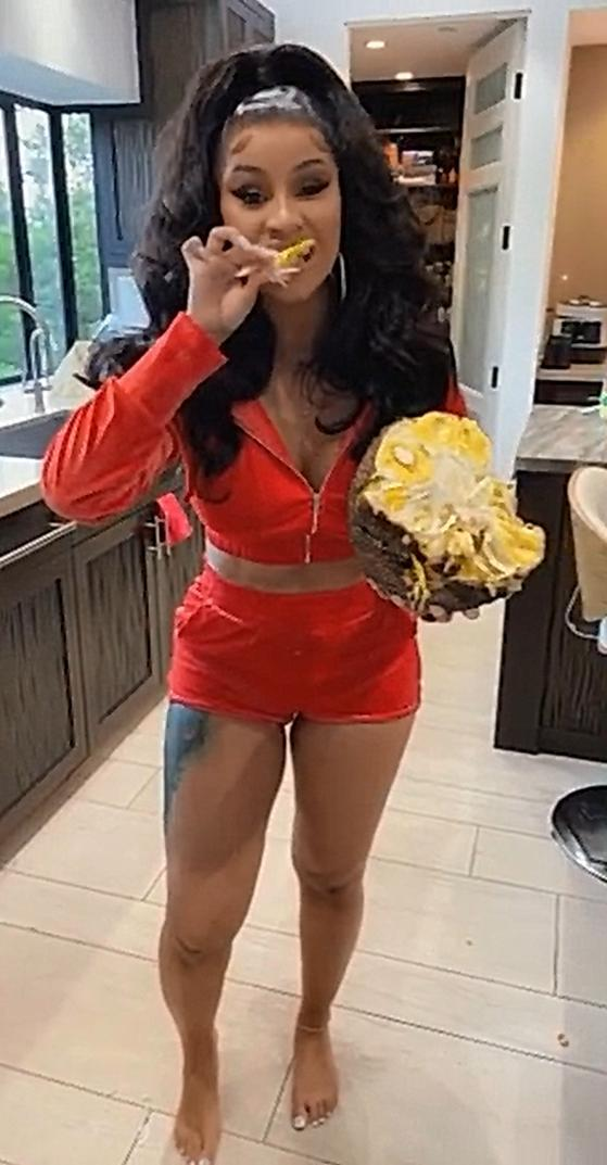 Cardi B makes the world laugh with her unique way of cutting jackfruit - Photo 4