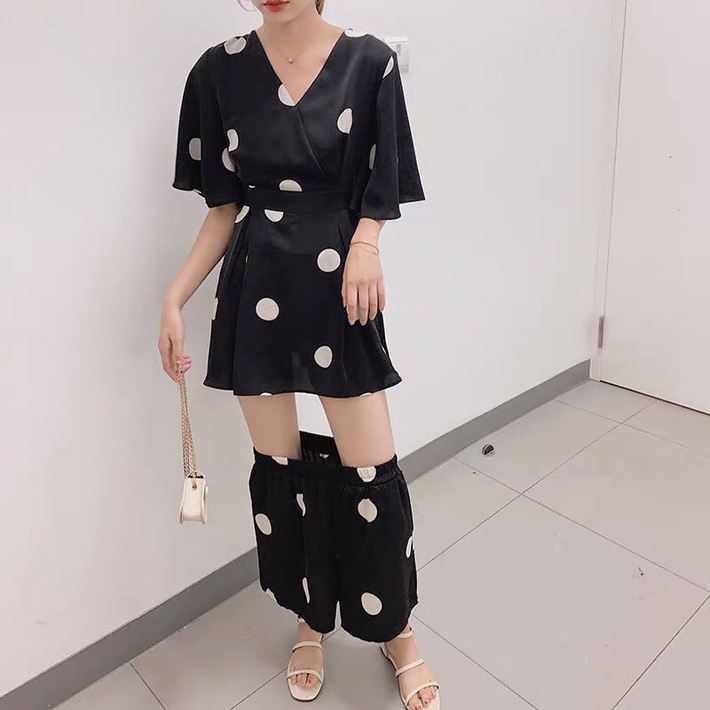 Shop Thời Trang Online Gây Sốc Khi Đăng Ảnh Người Mẫu Mặc Quần Kéo Xệ Tận  Mắt Cá Chân Vì Một Lý Do Hoàn Toàn Không Ai Ngờ Tới - Netizen -