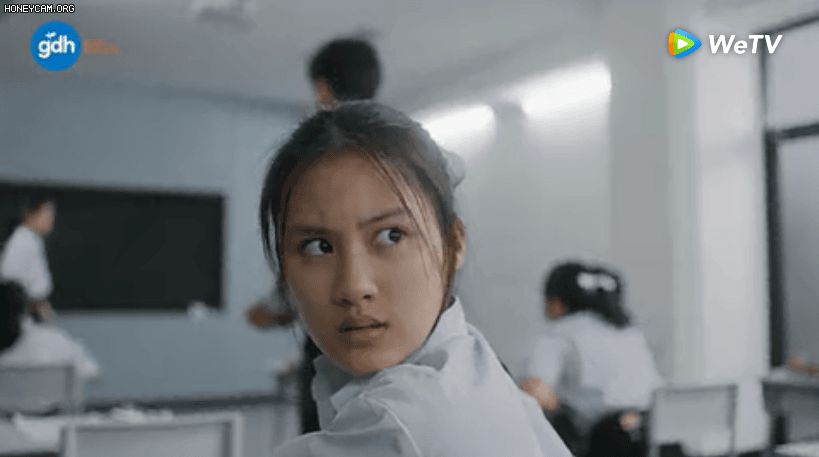 Bad Genius truyền hình VS điện ảnh: Bình cũ nhưng rượu mới ngon nghẻ, nữ chính còn bóc phốt thầy giáo gian lận - Hình 14