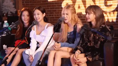 BLACKPINK phản ứng không thể tin nổi khi lần đầu hô Hồng Đen trong khu vực bạn đó, nhưng ý nghĩa đằng sau câu khẩu hiệu mới gây chú ý - Hình 4