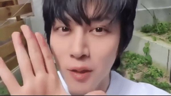 Siêu sao vũ trụ Heechul cắt tóc thôi mà như hiện tượng lạ, nhìn nhan sắc lột xác là đủ hiểu - Hình 13