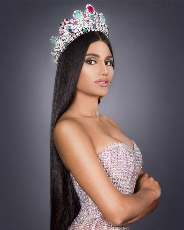 Á hậu 2 Miss Universe 2018 mặc đồ ngủ mỏng tang - Hình 13