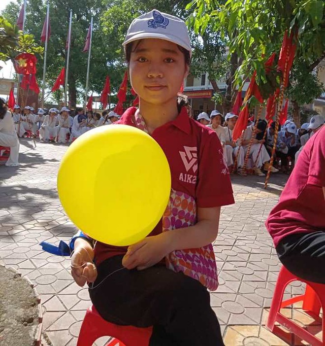 Hà Tĩnh: Xúc động hình ảnh thanh niên tình nguyện cõng thí sinh khuyết tật vào phòng thi - Hình 2