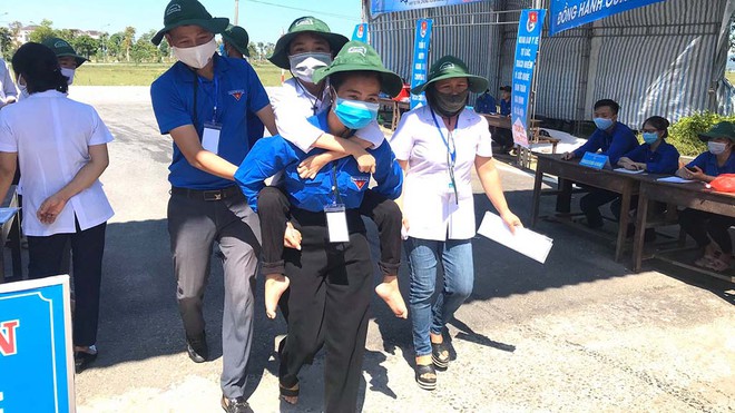 Hà Tĩnh: Xúc động hình ảnh thanh niên tình nguyện cõng thí sinh khuyết tật vào phòng thi - Hình 1