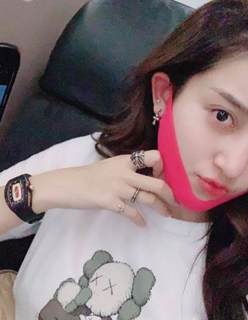 Hóa ra, Huyền My có chiếc cằm V-line thon gọn đều là nhờ món dụng cụ dễ mua - Hình 4