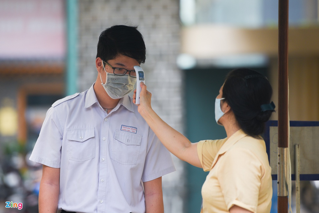 Học sinh TP.HCM đội mưa làm thủ tục thi tốt nghiệp THPT - Hình 3