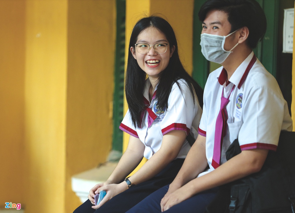 Học sinh TP.HCM đội mưa làm thủ tục thi tốt nghiệp THPT - Hình 6