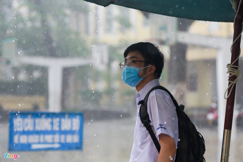 Học sinh TP.HCM đội mưa làm thủ tục thi tốt nghiệp THPT - Hình 11