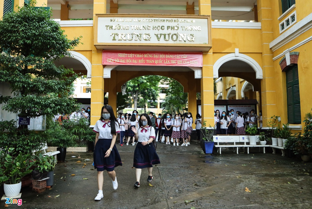 Học sinh TP.HCM đội mưa làm thủ tục thi tốt nghiệp THPT - Hình 1